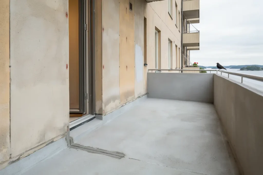 renovering av betongbalkong med armeringslagning och ytskikt i fisks tra saltsj baden